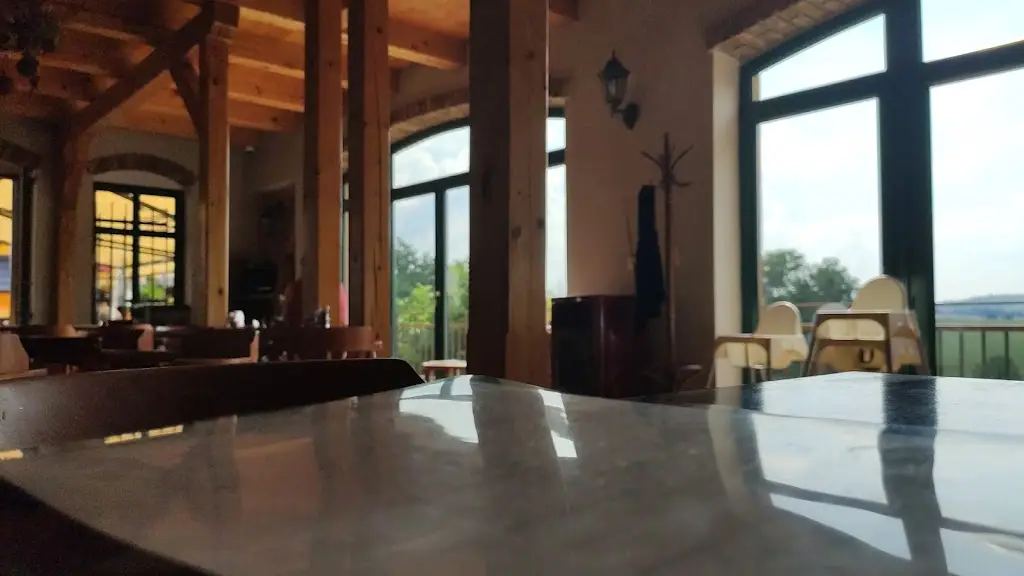 Tomáš Peroutka_Motorest Na Písku_Golčův Jeníkov_review