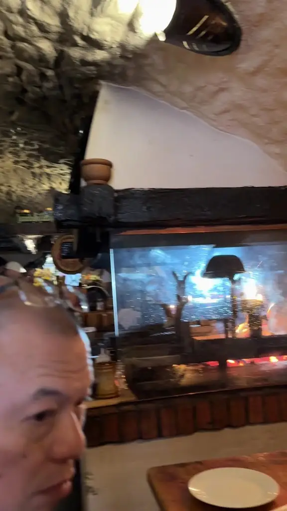 Thu Ho_Krčma Šatlava_Český Krumlov_review