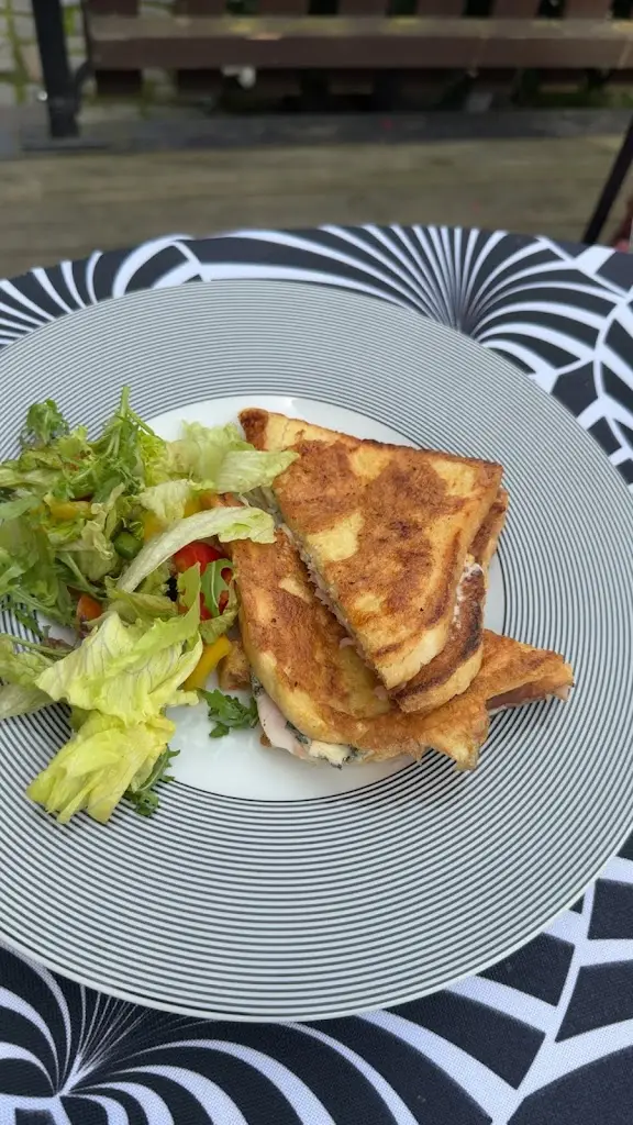 Traveler_Authentic cafe_Český Krumlov_review