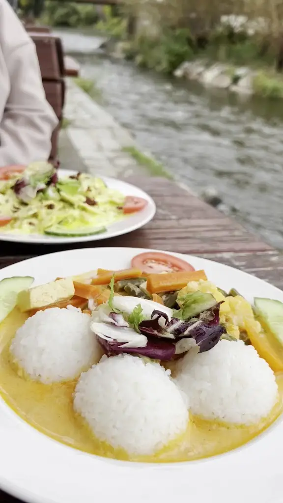 ASHWAQ ALGHOFAILI_Laibon_Český Krumlov_review