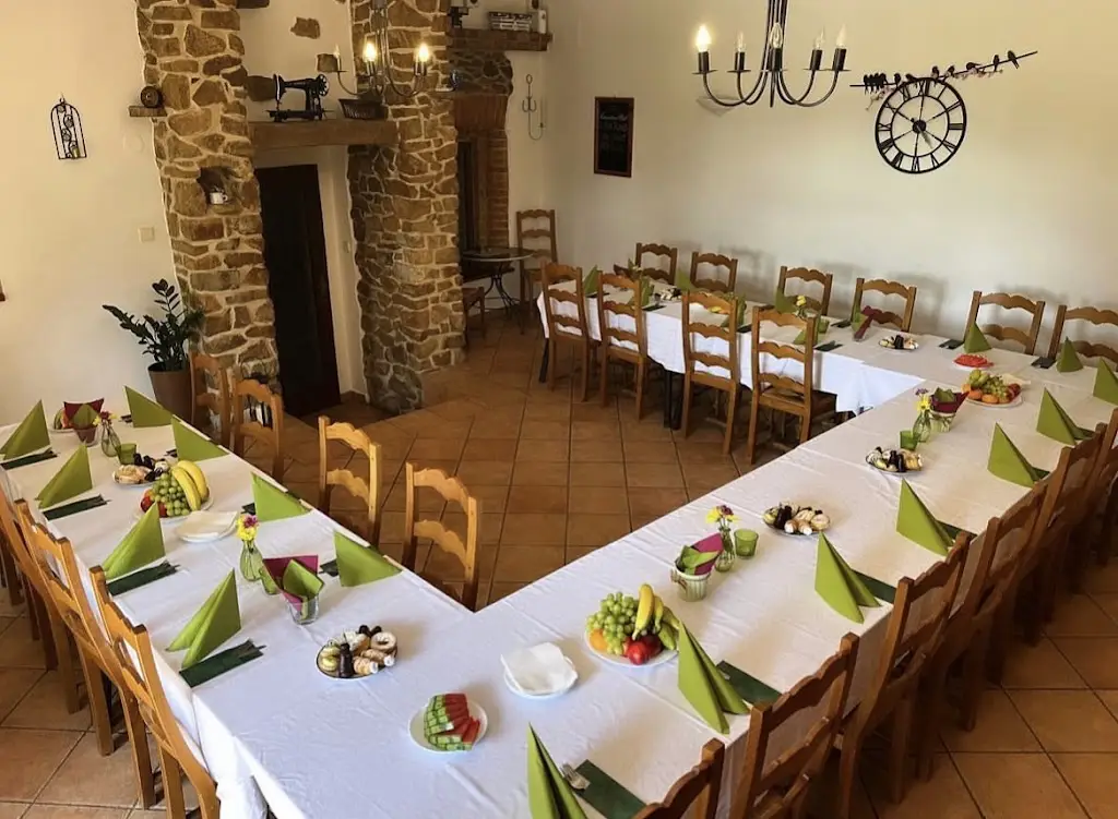 Restaurace a penzion Olga restaurant in Kamenice nad Lipou