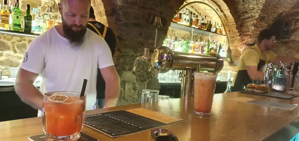 Jakub Neumann_ÚL - DRINKS, SNACKS & VIBES_Havlíčkův Brod_recensione