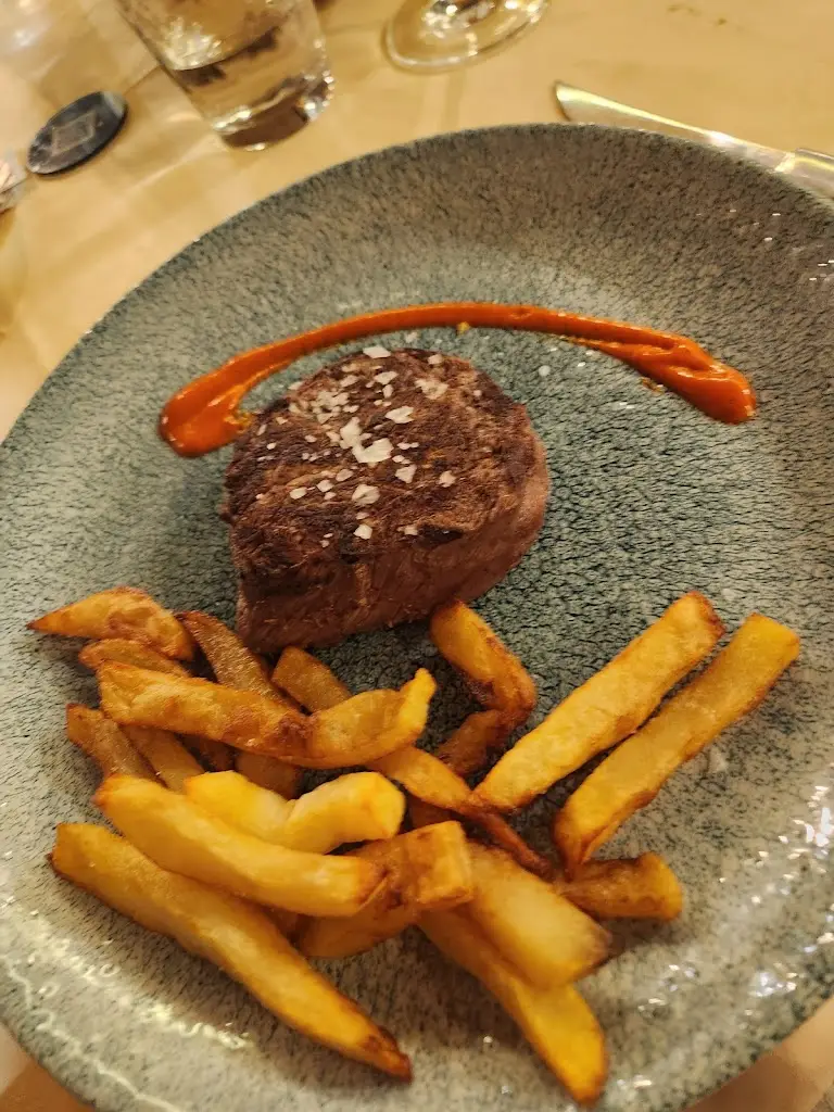 LynDale Lewis_Restaurante Kuche_Křížová_review