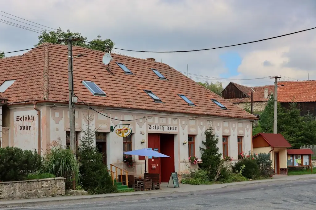 Josef Holub_Selský dvůr_Nové Syrovice_review