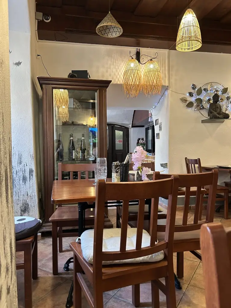 Dr. Albinali_Hanoi Memories_Český Krumlov_review