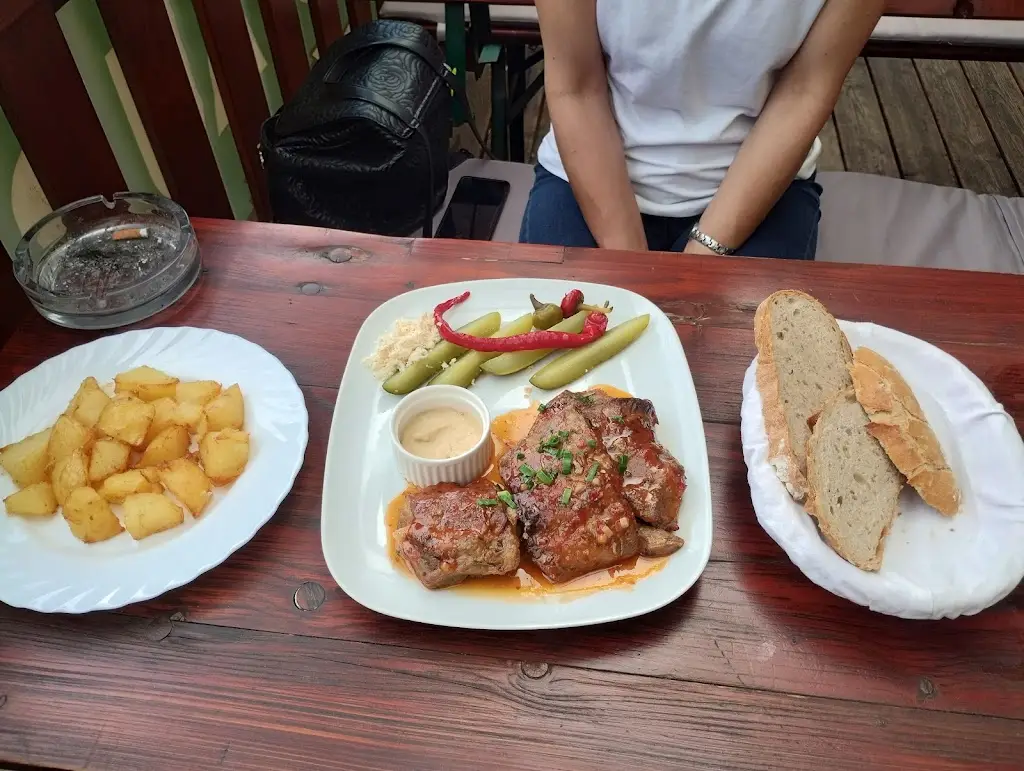 Zdenka Poĺomska_Restaurace Bílý dům Okříšky_Okříšky_review