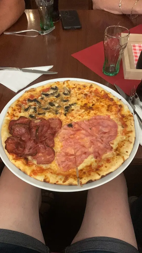 J Niemeijer_Pizzerie Hotelu Slávie_Pelhřimov_review