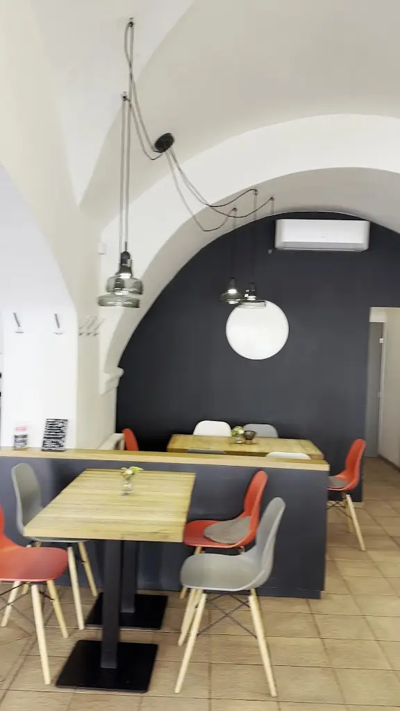 Hong Anh Pham_Bistro Café friends_Telč_review