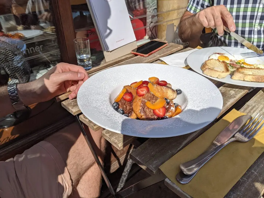 Roeland L.C. Heijting_Bistro Café friends_Telč_review