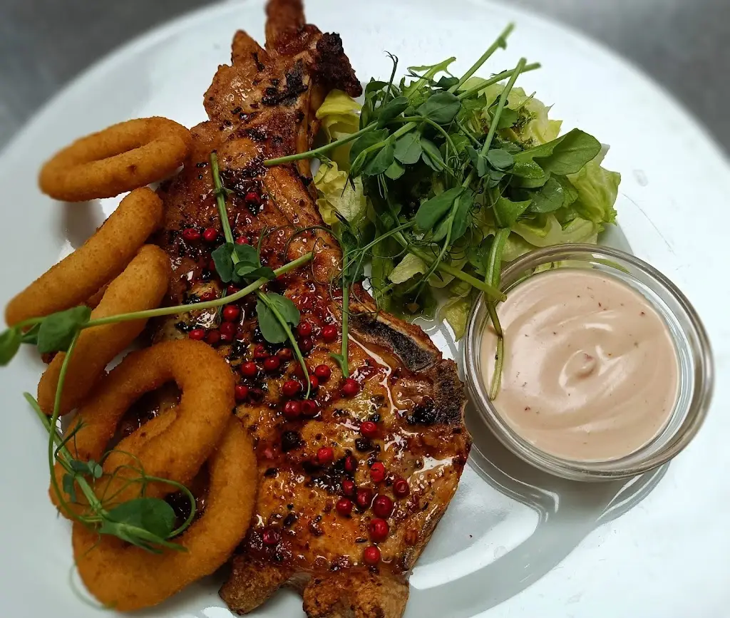 Restaurace a bowling U Kmotra_Okres Třebíč_slider_image_2