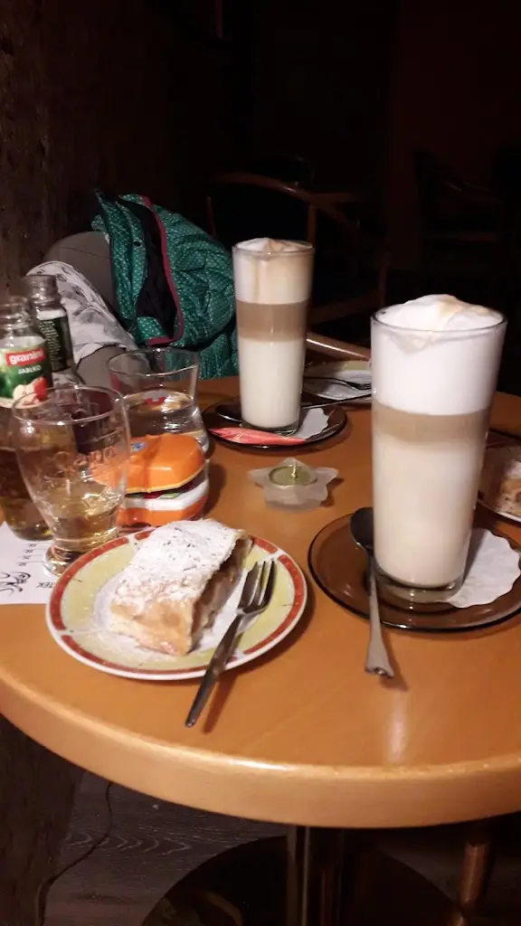 Jana Ludwigova 1966_Restaurace U Kuše_Žirovnice_review