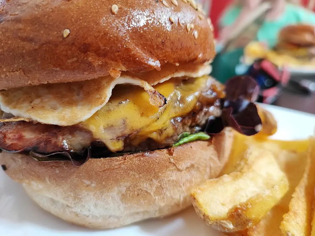 Oliver Elstob_Huja Burger_Borohrádek_review