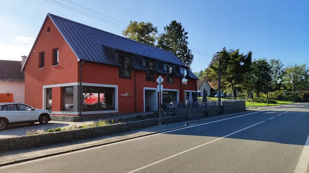 Ian Wiebkin_café X_Borohrádek_review