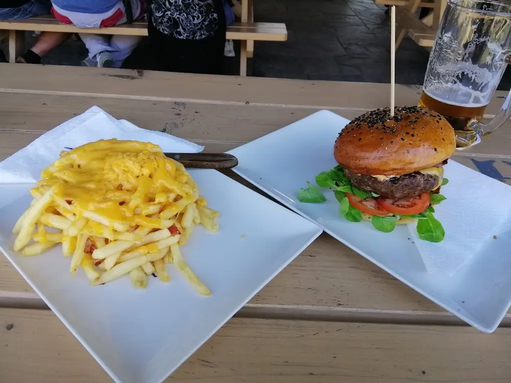 Jaroslav Tůma_Cyklozastávka u Apače_Černožice_review