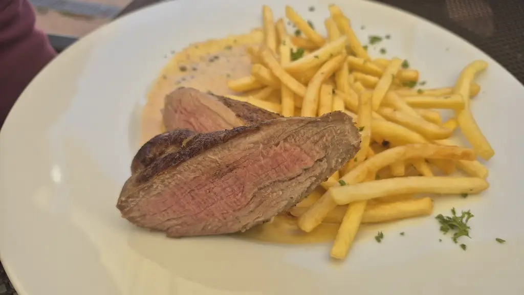 Miroslava Hajasová_Restaurace Dům pod Kaštany_Černožice_review