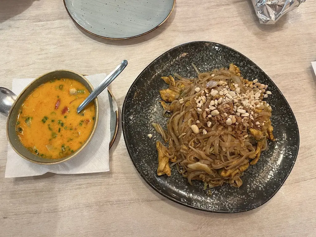 Alyssa Raven_Nón Viet Český Krumlov_Český Krumlov_review