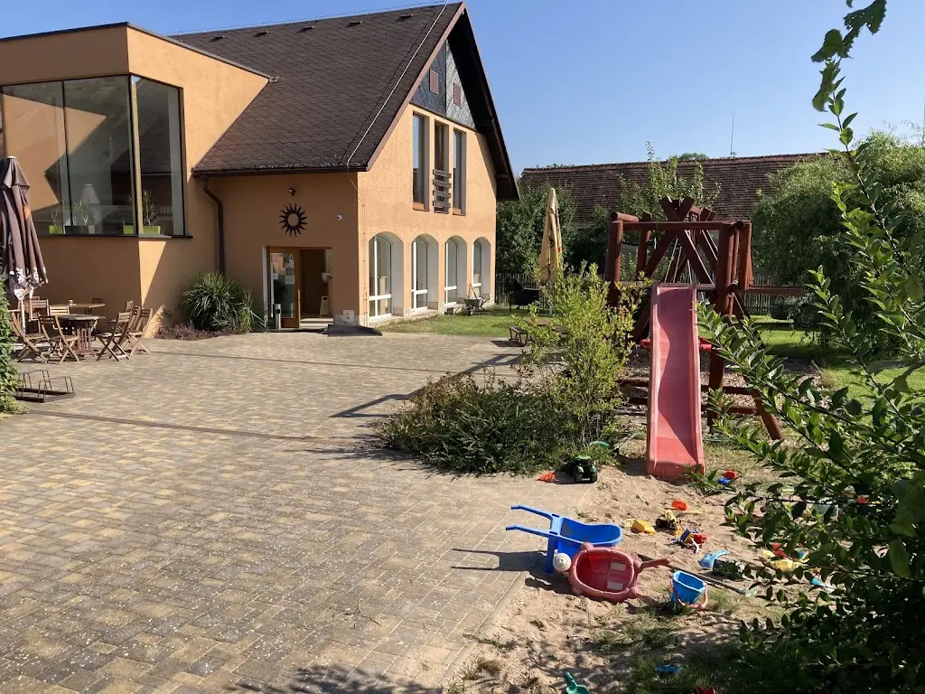 Adam Kapala_Slunný dvůr_Dobruška_review