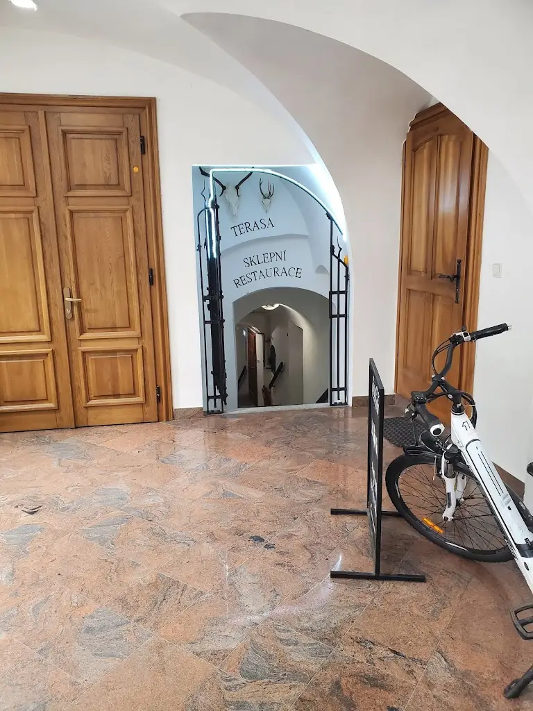 Fred Chang_上海饭店 SHANGHAI RESTAURANT_Český Krumlov_review