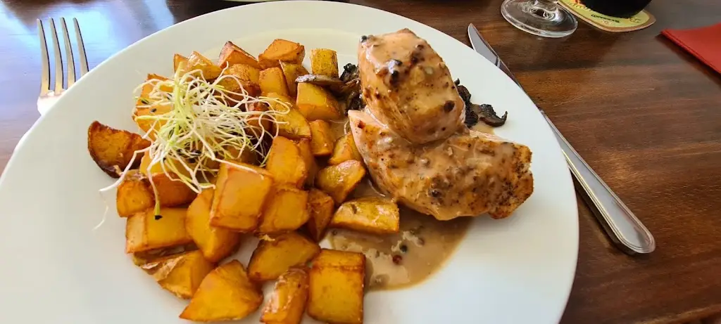 Daniel Beneš_House of Culture crown_Hořice_review