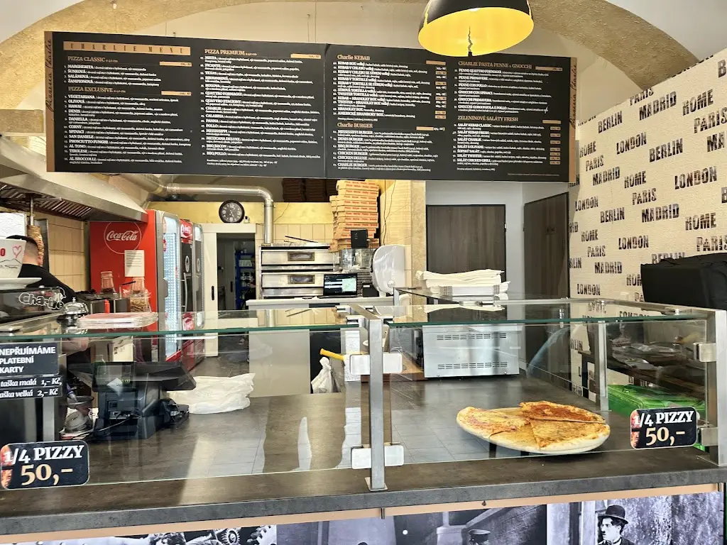ΜΔRŦƗN ĦØŁΔŇ_Pizzeria Charlie_Hořice_recensione