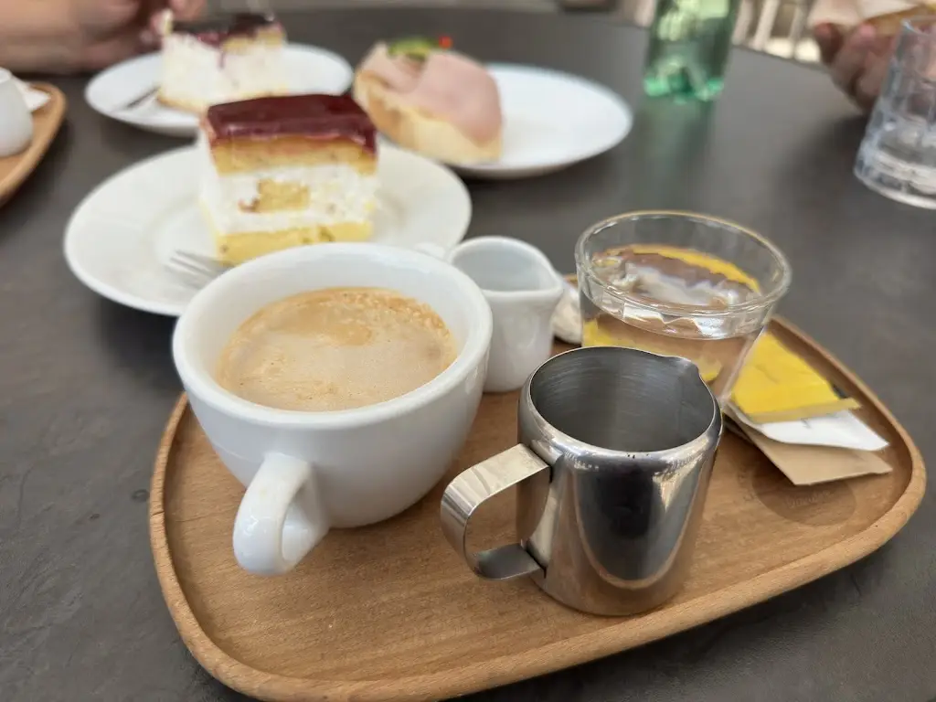 Luděk Voříšek_Cukrárna Kavárna Davídek_Hostinné_review