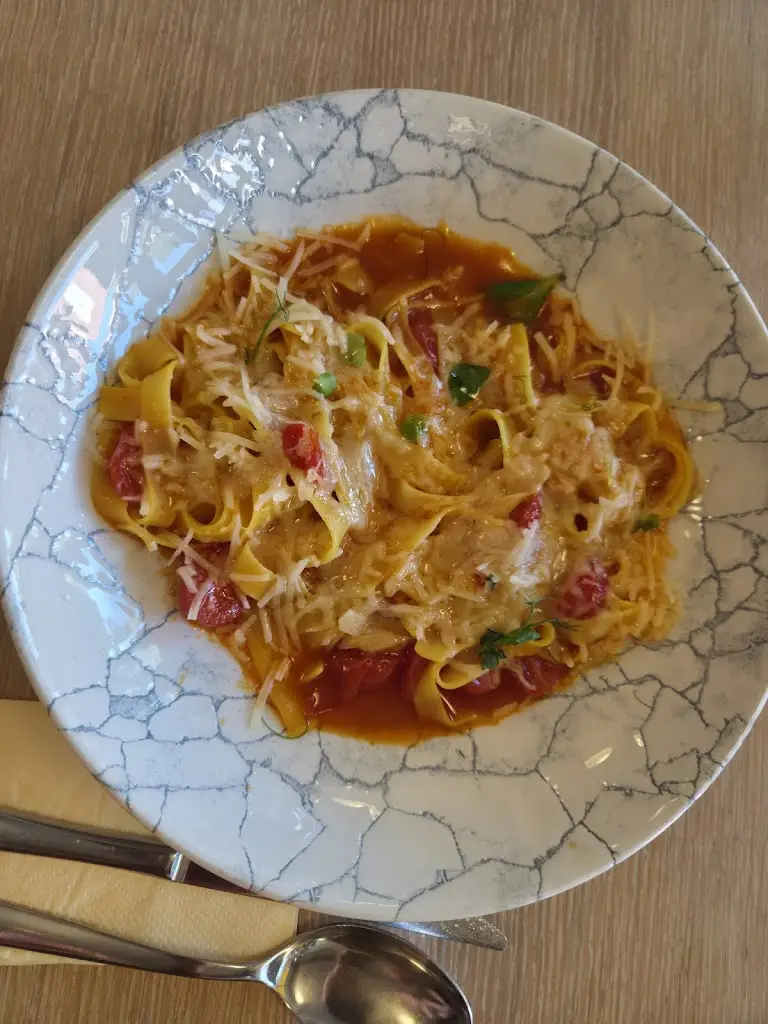 Arkadi Paks_Farma_Hostinné_review