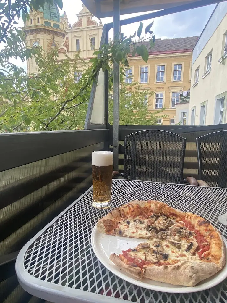 Sylvie Li_Pizzeria stella_Hronov_review