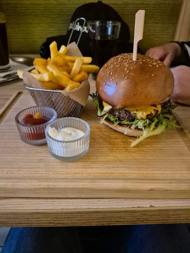 Miluše Studýnková_Pizzerie a kavárna Dášeňka_Malé Svatoňovice_review