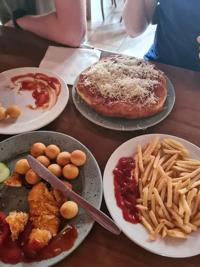 Barča Fiedlerová_Pubs Řáholec_Jičín_review