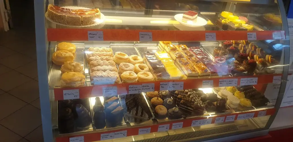 Petr Pícha_Kavárna u Ámose_Nová Paka_review