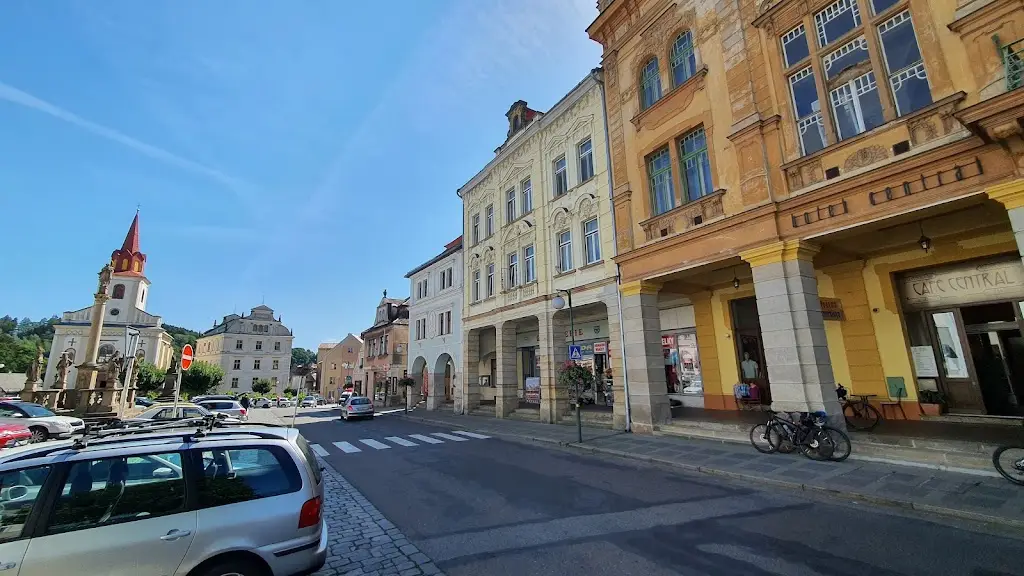 Petr Medveď_Kavárna u Ámose_Nová Paka_review