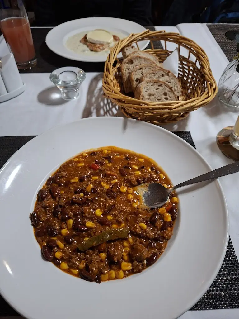 Restaurace a music bar Pod Hradem_Okres Trutnov_slider_image_3