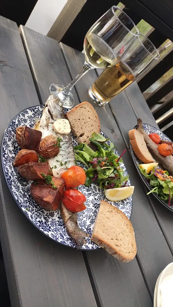 Janka Komendová_Hospůdka Ryba na Hrázi_Police nad Metují_review