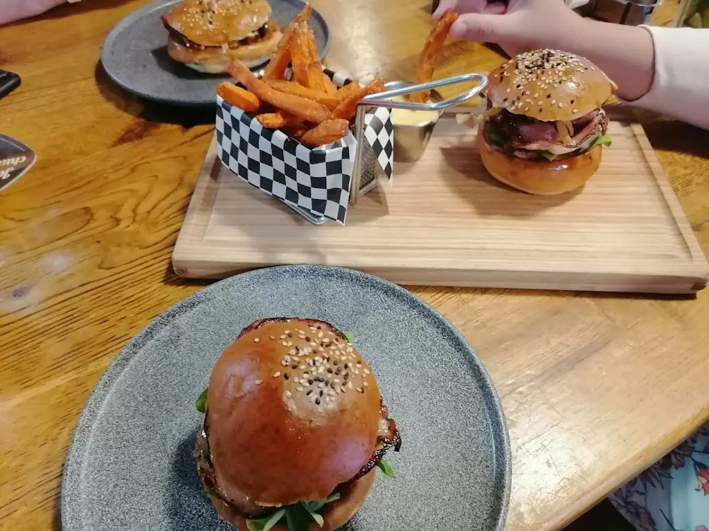 Tobias_R Burger & Minigolf_Svoboda nad Úpou_recensione