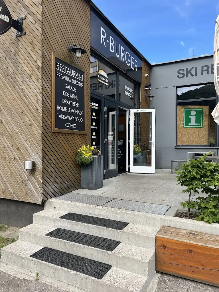 R Burger & Minigolf restaurant in Svoboda nad Úpou