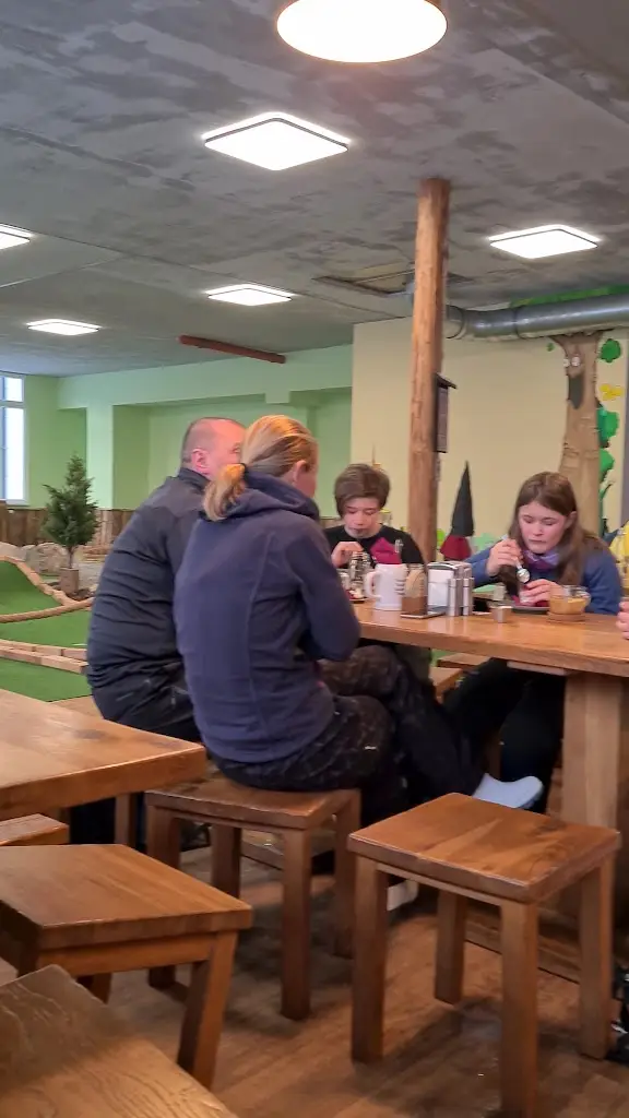 R Burger & Minigolf_Svoboda nad Úpou_slider_image_2