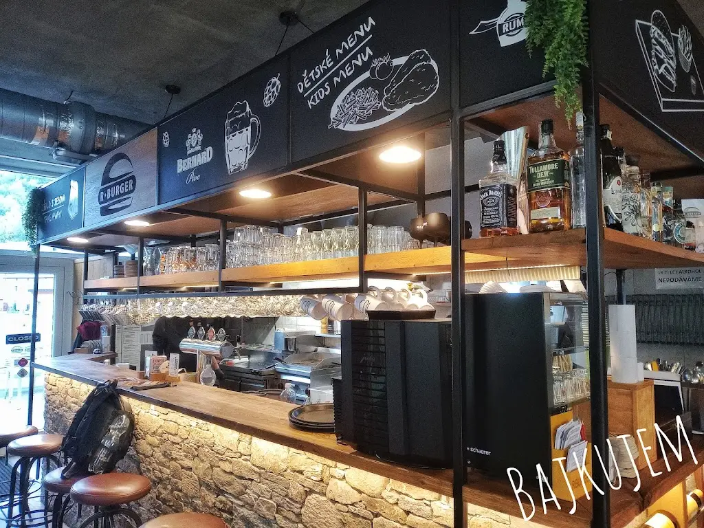 R Burger & Minigolf_Svoboda nad Úpou_slider_image_3