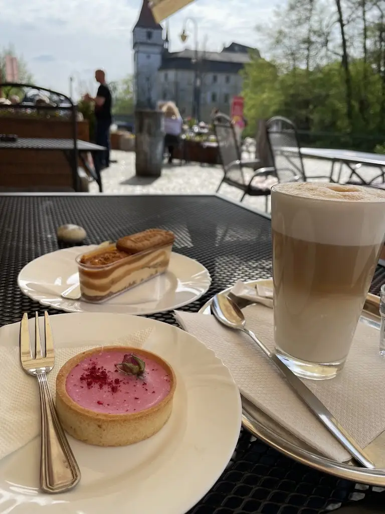 Irina Emelyanenko_Kavárna V Podzámčí_Blatná_review