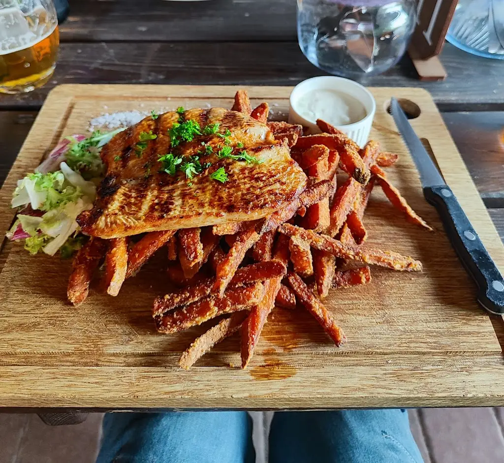 Kami Rose_The Glassmaker Tavern_Cvikov_review