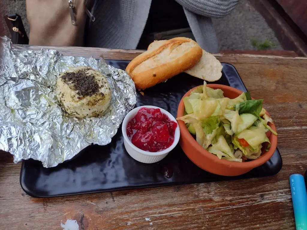 Jan Fliegel_PivoBar na náplavce_Vrchlabí_review