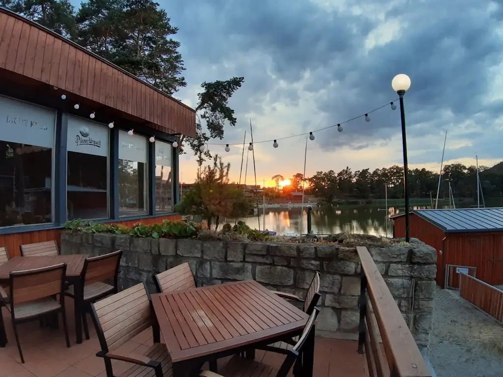 Restaurace V Jachtklubu restaurant in Doksy