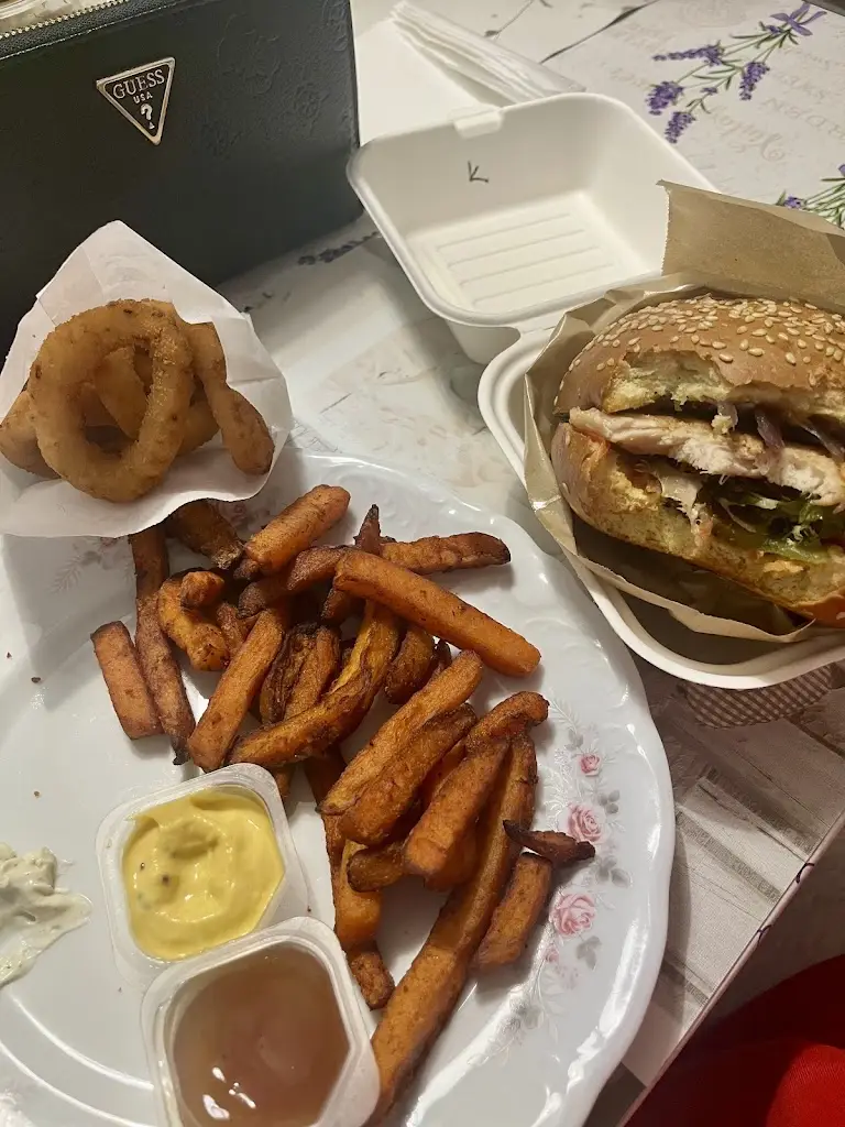 Světlana Strnádková_HB Burgers Zámecka rozvoz jídel_Horní Branná_recensione