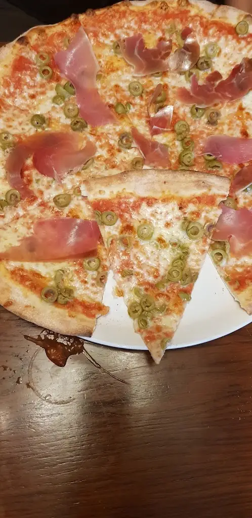 Shlomo Yona_Pizzeria La Torretta_Harrachov_review