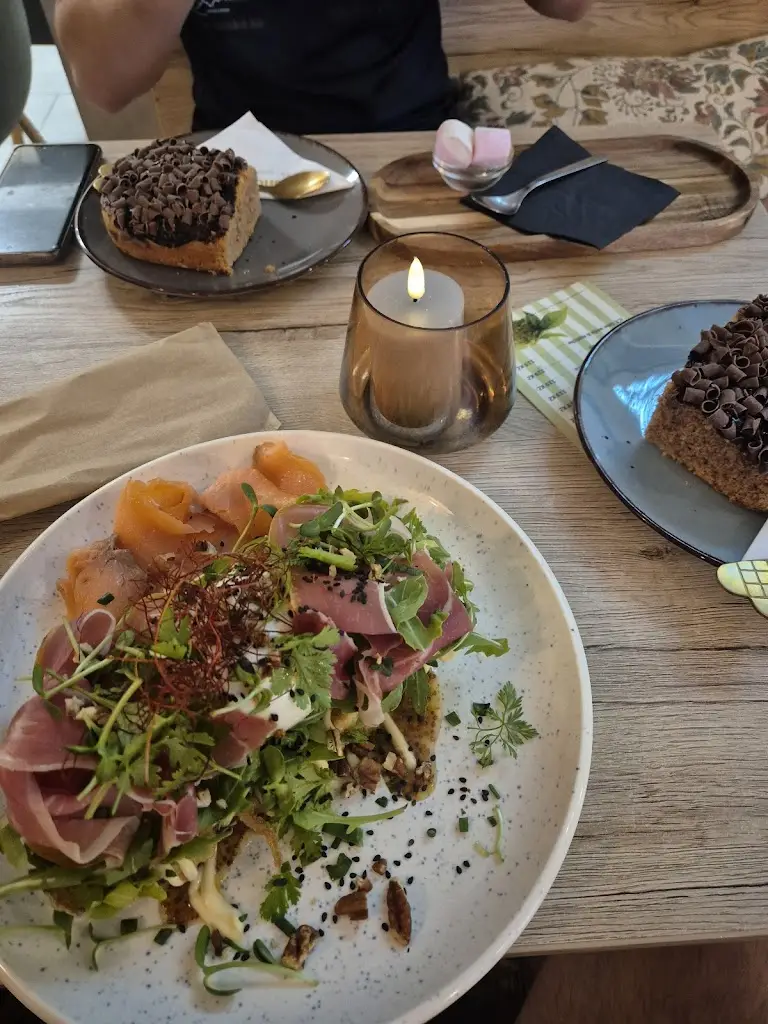 Gabriel Bueno Aoki_Kynutá Buchta - bistro_Horní Planá_review