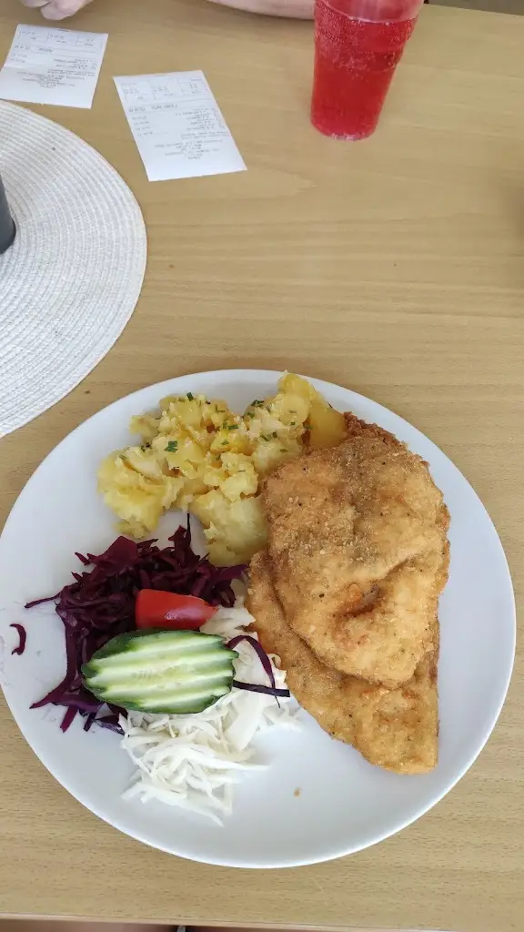 Lucie Dlasková_Jídelna 