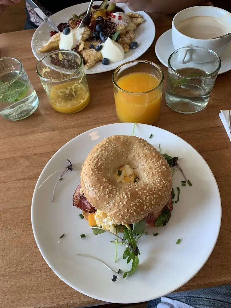 Tomáš Moravec_Kavárna Bez konceptu_Liberec_review