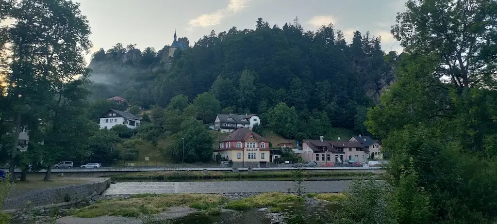 Doubecek Jan_Občerstvení U Řeky_Malá Skála_review