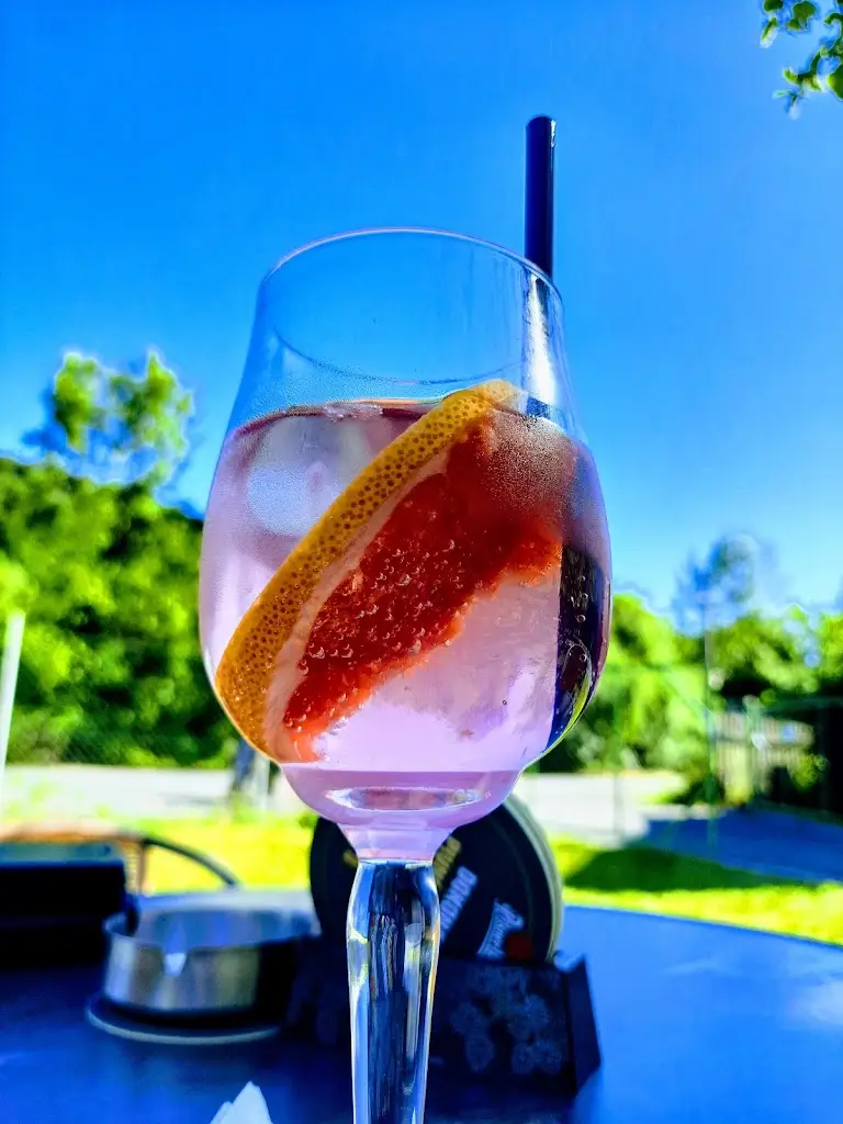 Eva Sasková_Vzadu v sadu_Malá Skála_review