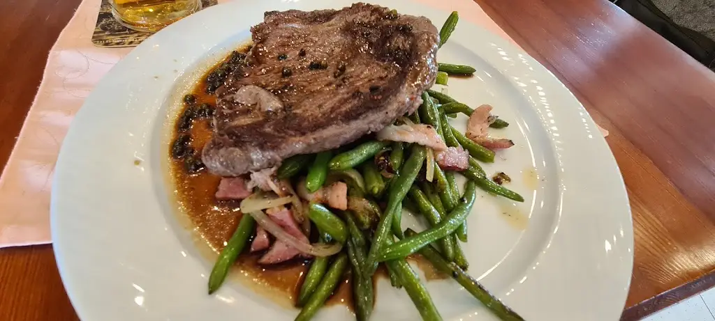 Mykhailo Torcheniuk_Sklářská restaurace Huť_Nový Bor_review