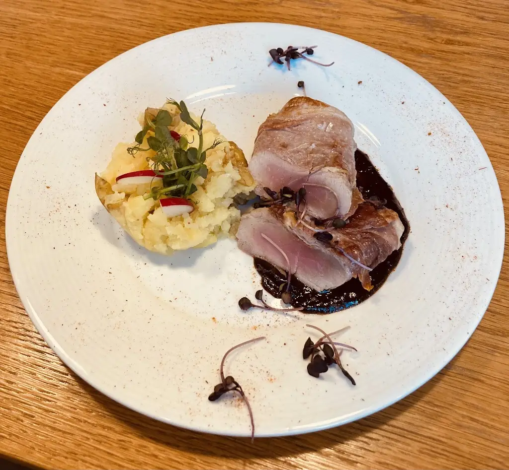 Hotel & Hostinec Slunce restaurant in Osečná